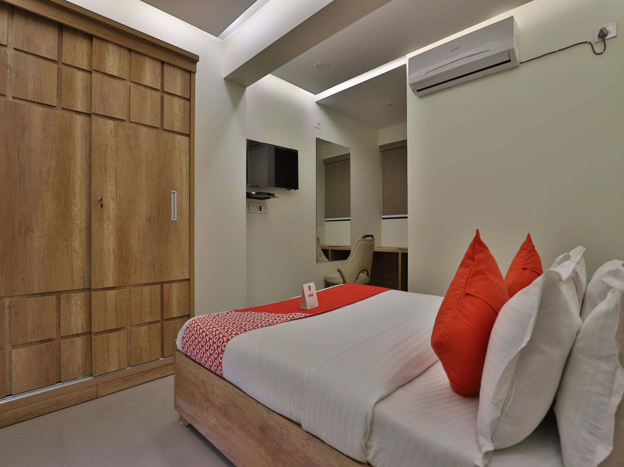 Collection O 12462 Hotel Shiv Inn Gandhinagar Exterior foto